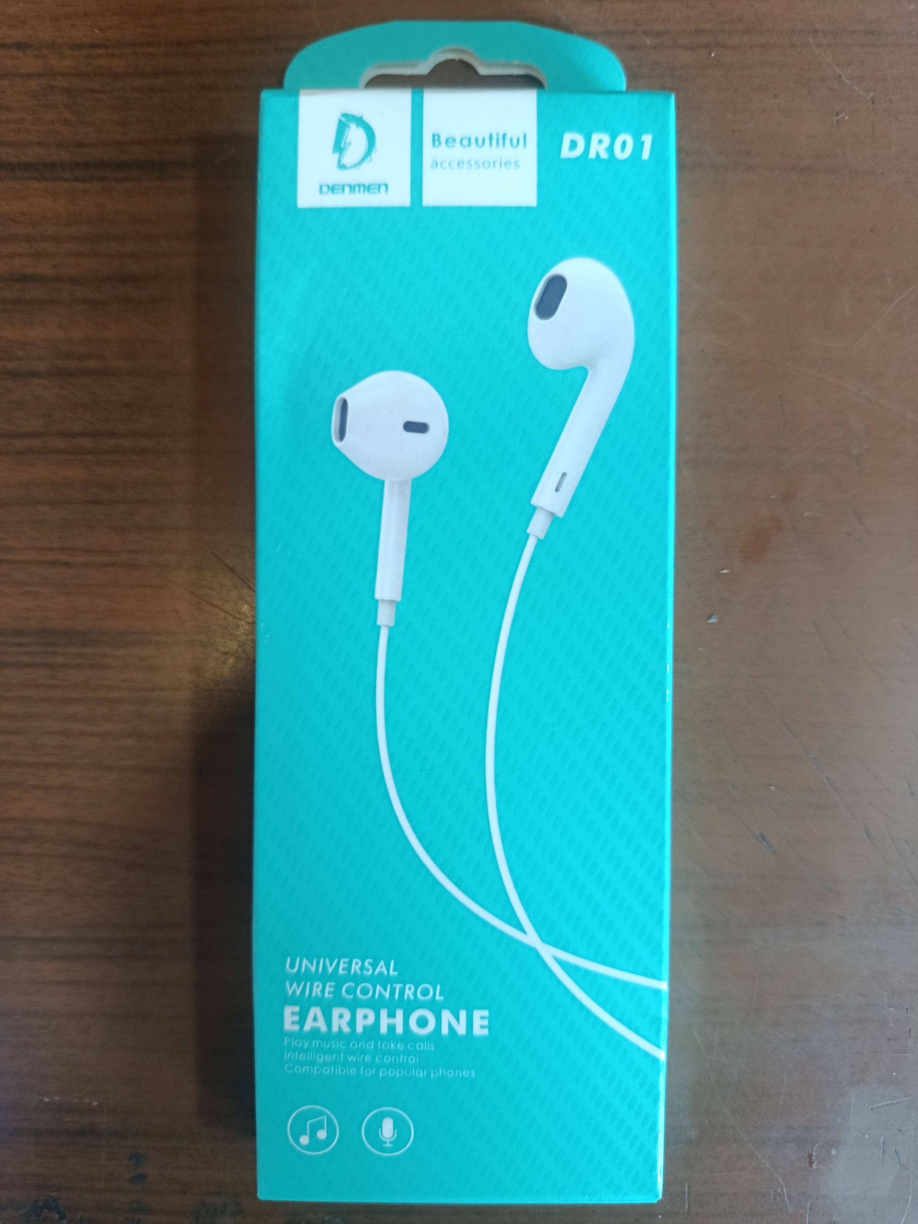 Denmen aux earphones